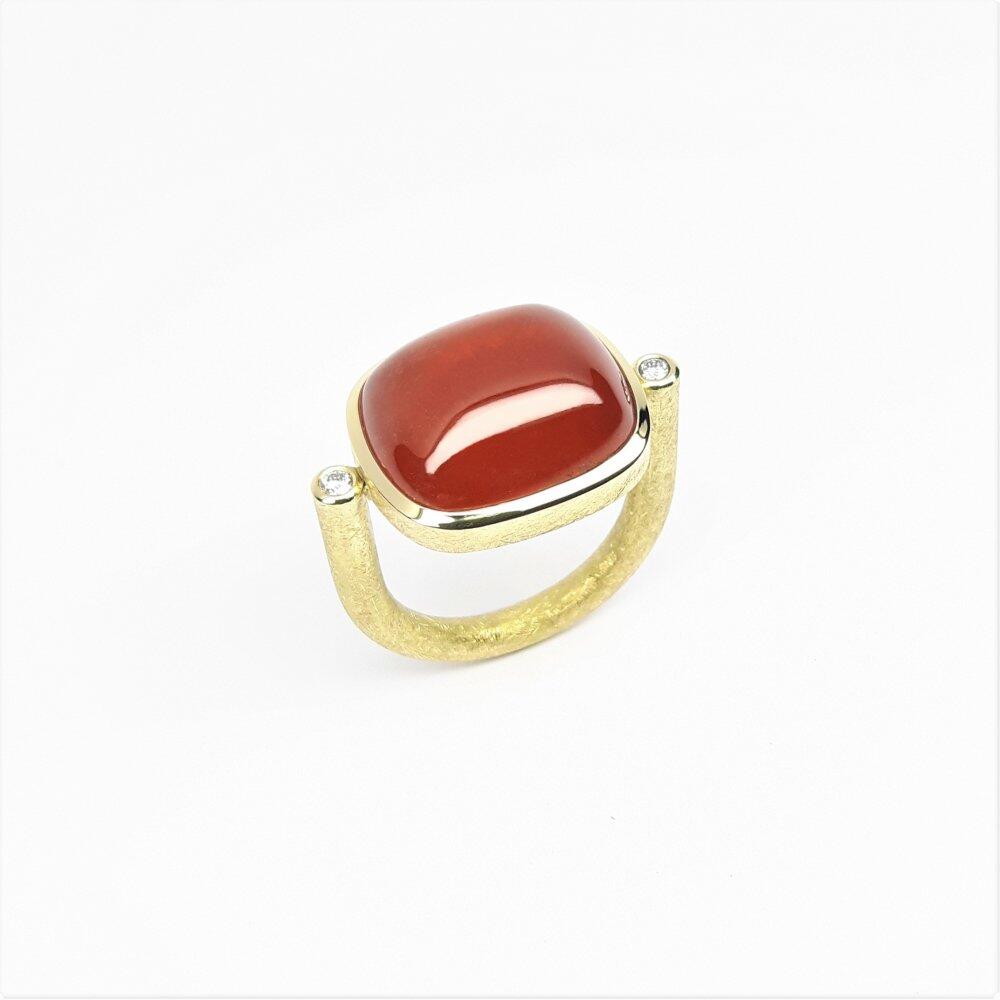 Bague en or jaune 18kt, grenat mandarin et diamants. Pièce unique.