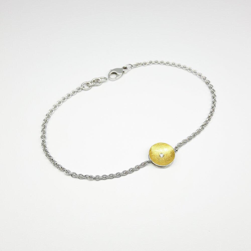 1 Bracelet en argent 925/-, or fin 24kt et diamant.