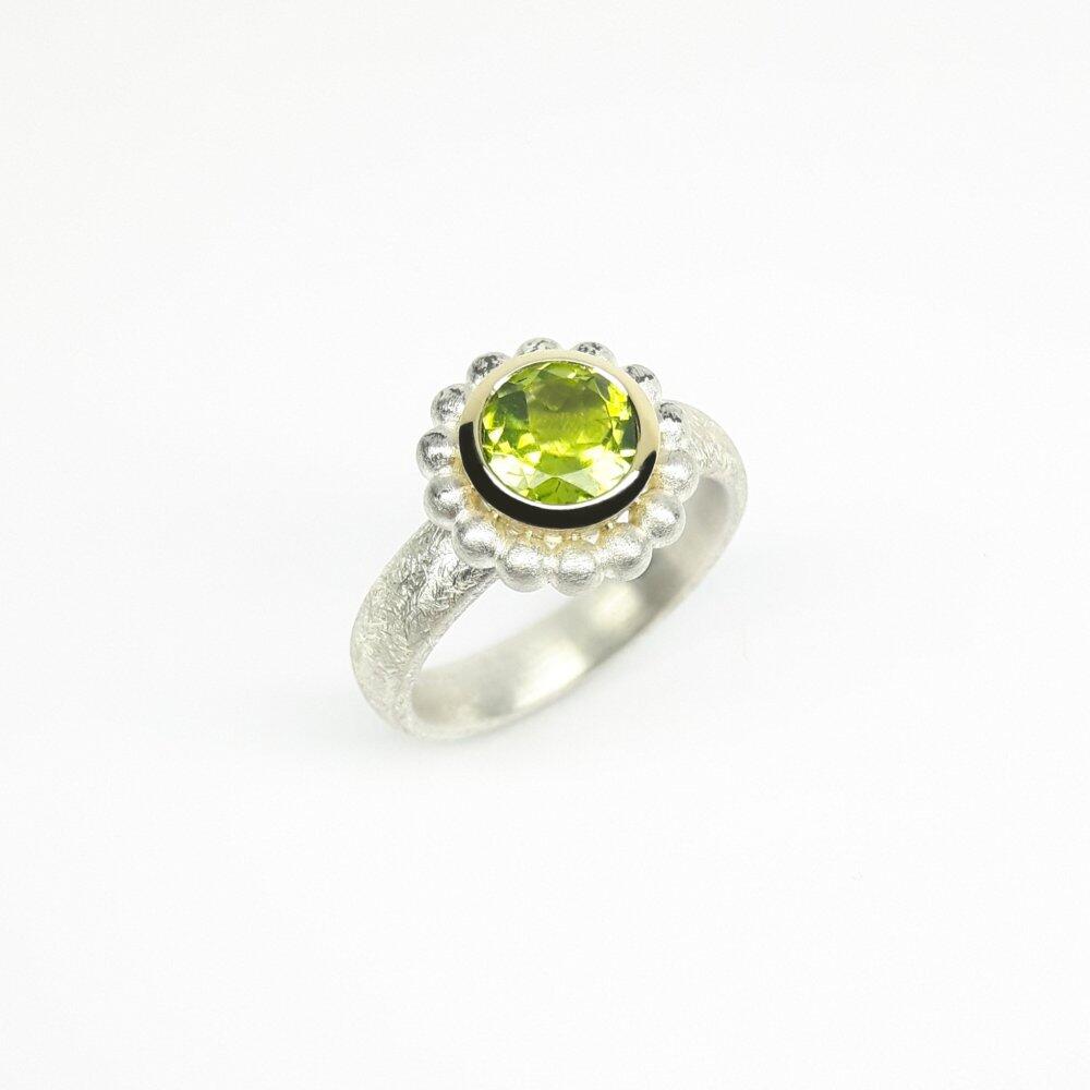 "round around", ring made of 925 silver, 18kt yellow gold and peridot Ø7mm.