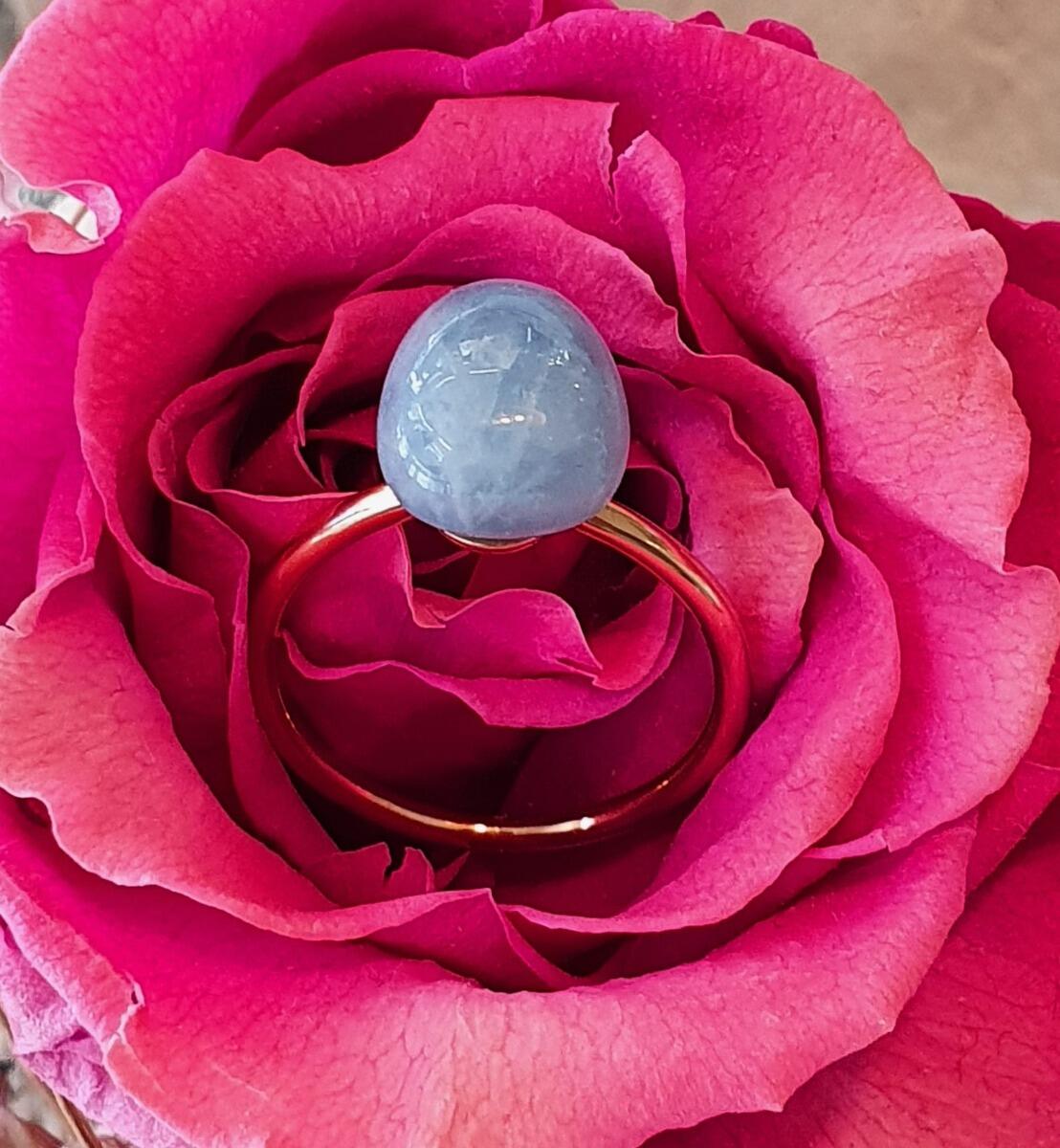# Ring aus Roségold mit milchigem Aquamarin