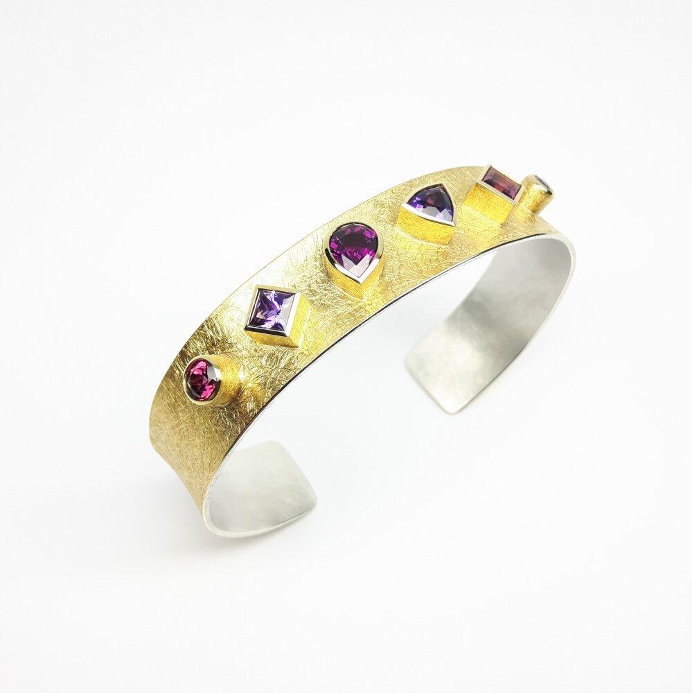 "PURPLE-DISCO-MACHINE", bracelet en or jaune 22kt, argent, grenats et améthystes. Pièce unique.