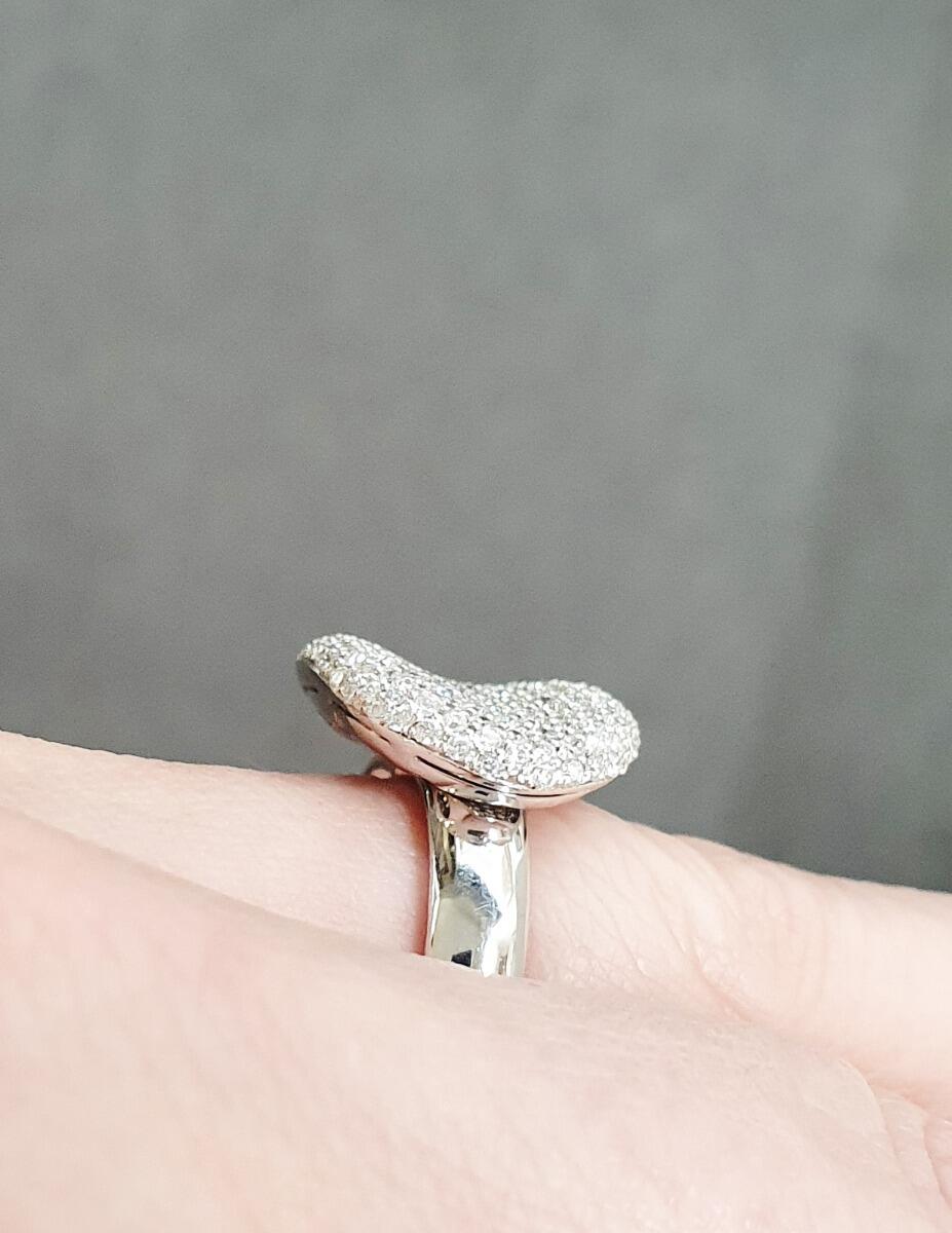 Wellenförmiger Goldring aus 18K Weißgold mit Pavé-Fassung von 1,43 ct natürlichen Diamanten, 11,9 g, Galerie unter dem Ring durchbrochen