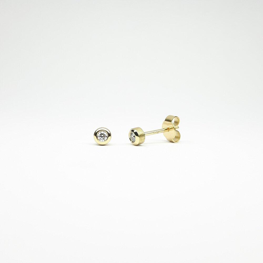 18k yellow gold and diamond stud earrings, 2.4 mm diameter, 0.10 ct total.