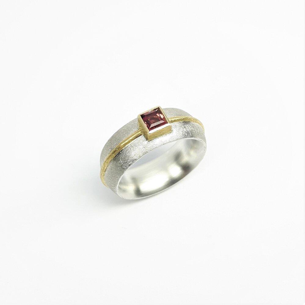 Ring aus 925er Silber, 18kt Gelbgold und rosa Turmalin. Unikat.