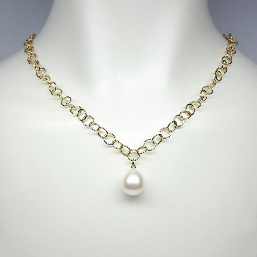 'cercles', collier fait main en or jaune 18kt et perle de culture d'eau douce. Pièce unique.