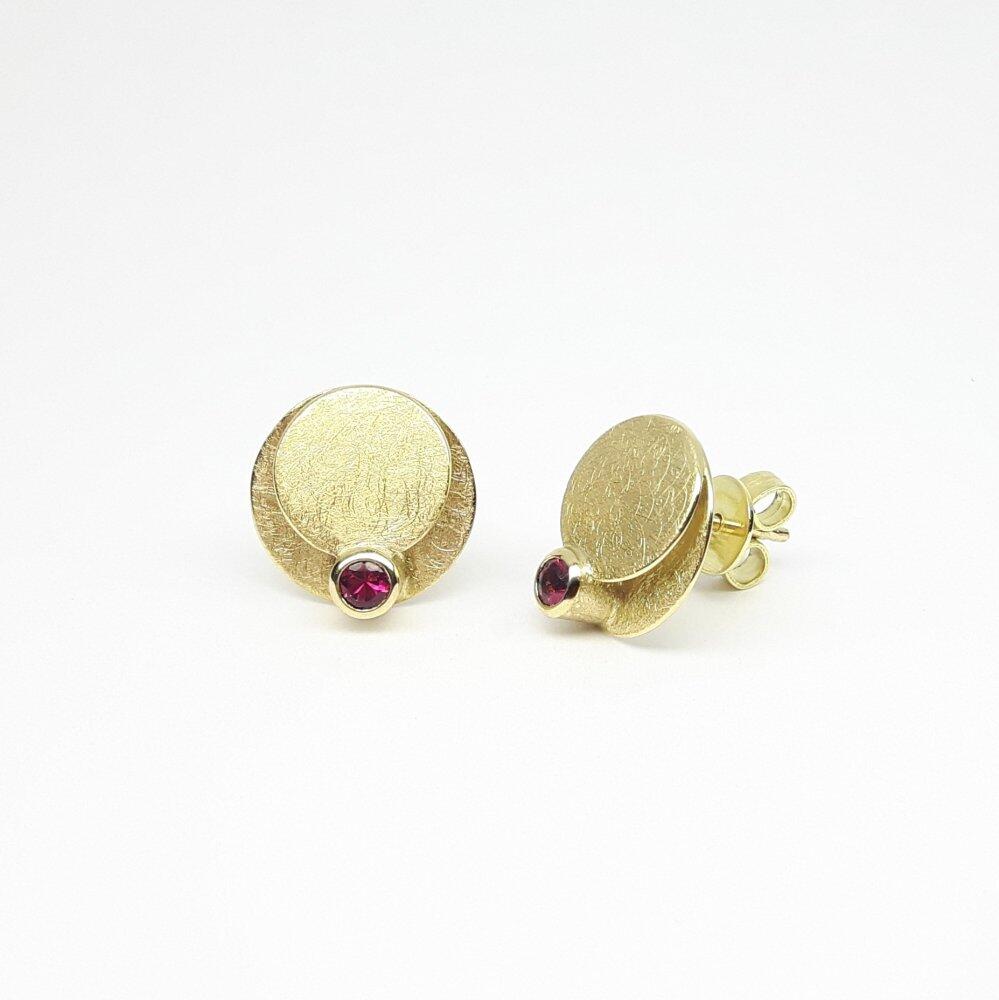 Stud earrings in 18kt yellow gold and pink tourmaline.