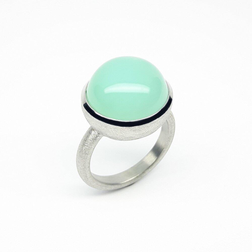 18k white gold ring with a single Andean opal, 14.9 mm in diameter, cabochon-cut, weighing 10.82 ct.