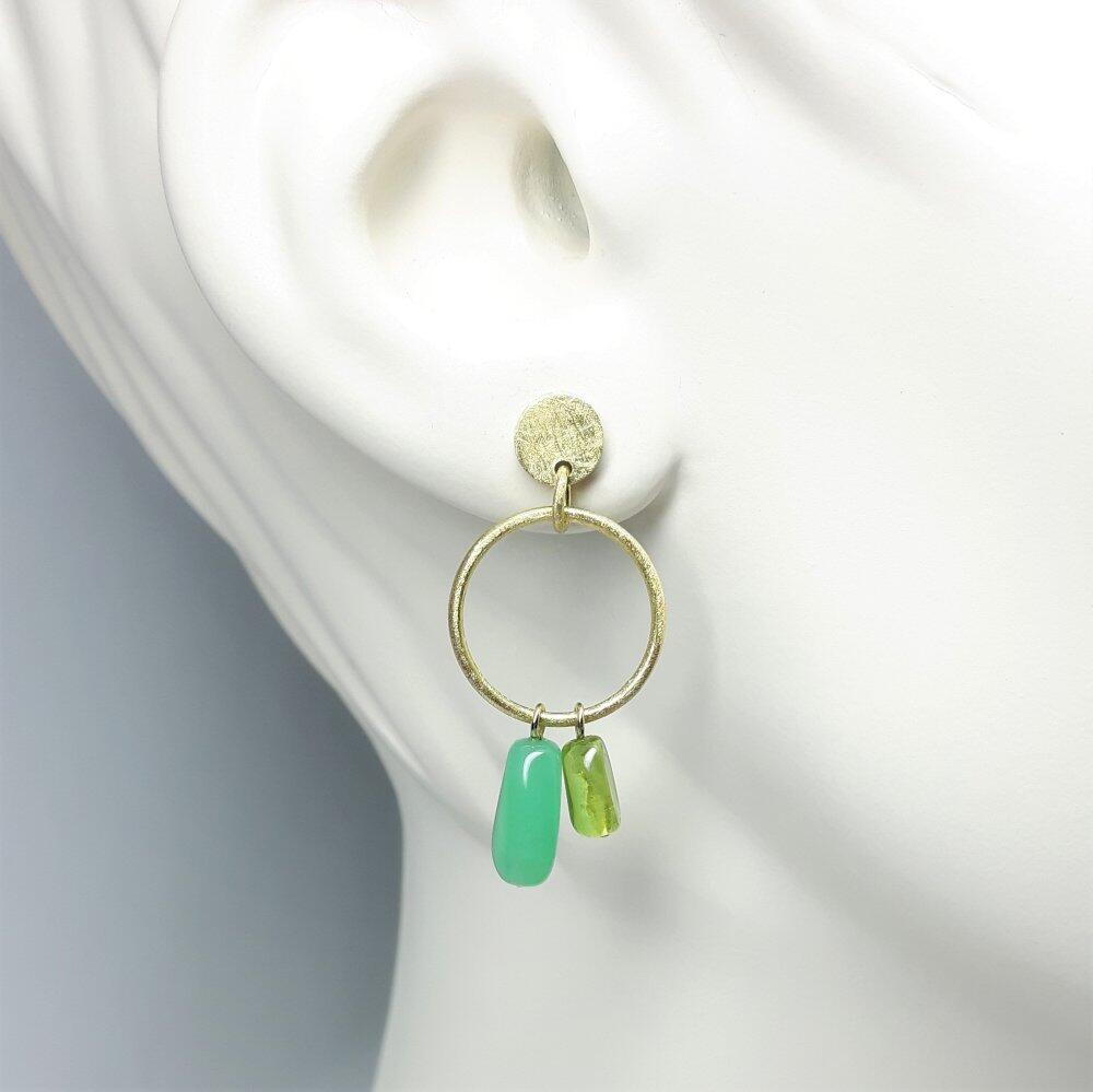 Stud earrings in 18kt yellow gold chrysoprase and peridot. Unique piece.