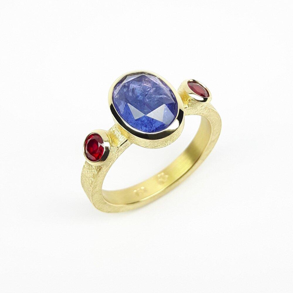 Ring aus 18kt Gelbgold, Tansanit und Rubin. Unikat.