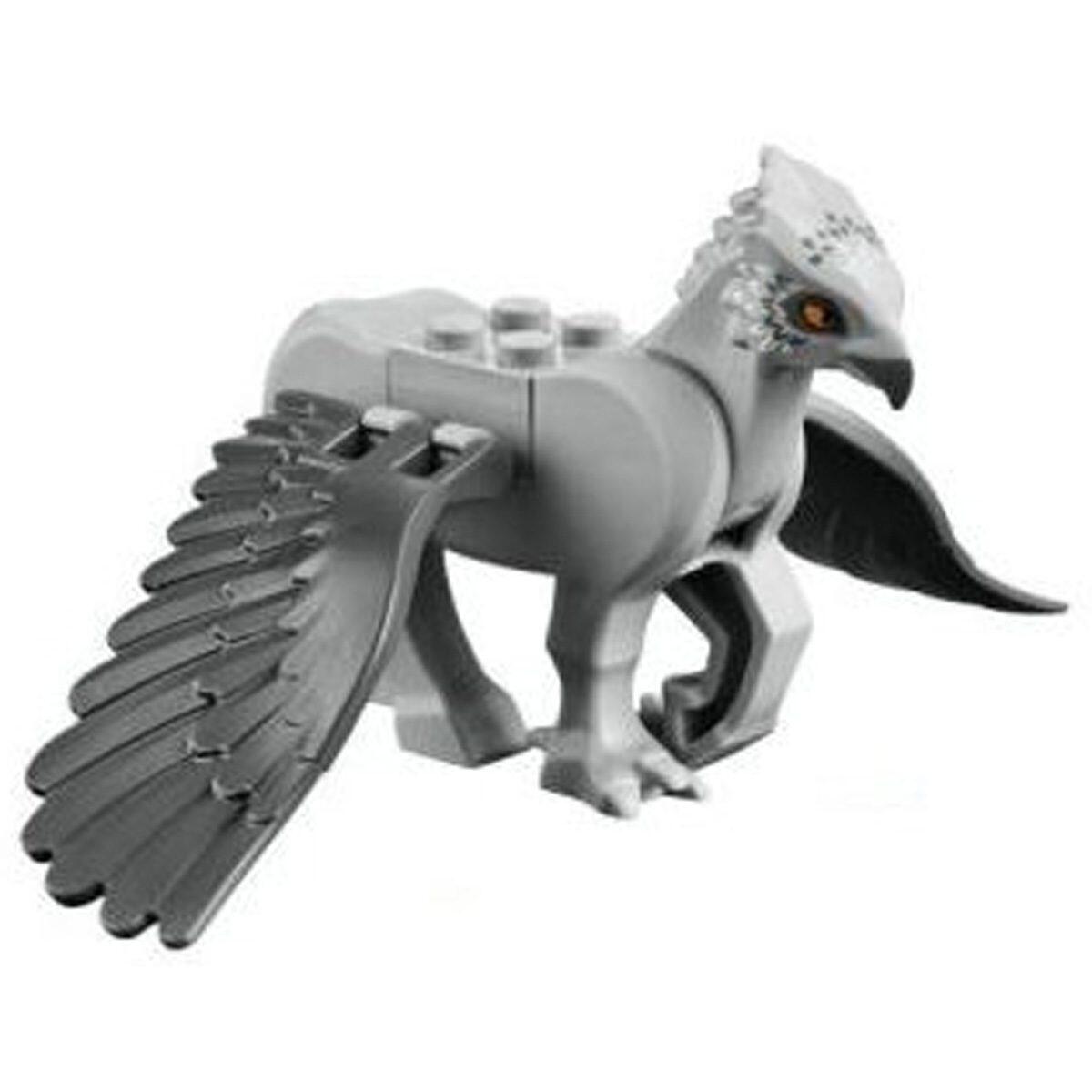 Hippogriff avec des ailes gris bleu foncé, un bec et des patches autour des yeux gris bleu foncé, des plumes blanches et des yeux orange clair éclatants Pat