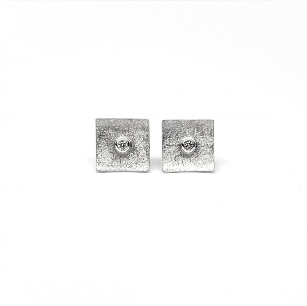 Boucles d'oreilles en or blanc 18kt et diamants.