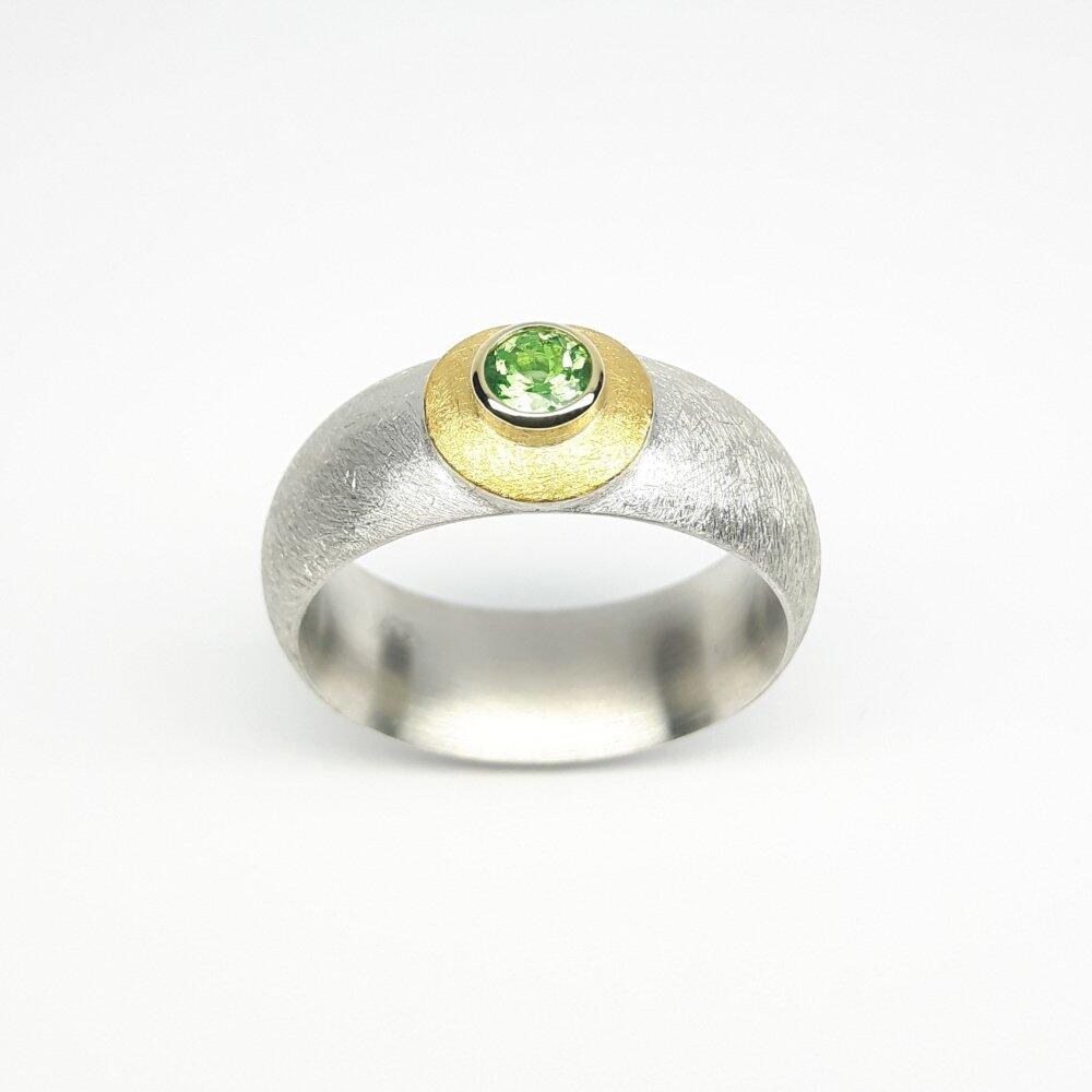 Ring aus 925er Silber, 18kt Gelbgold und Tsavorit Ø4mm.