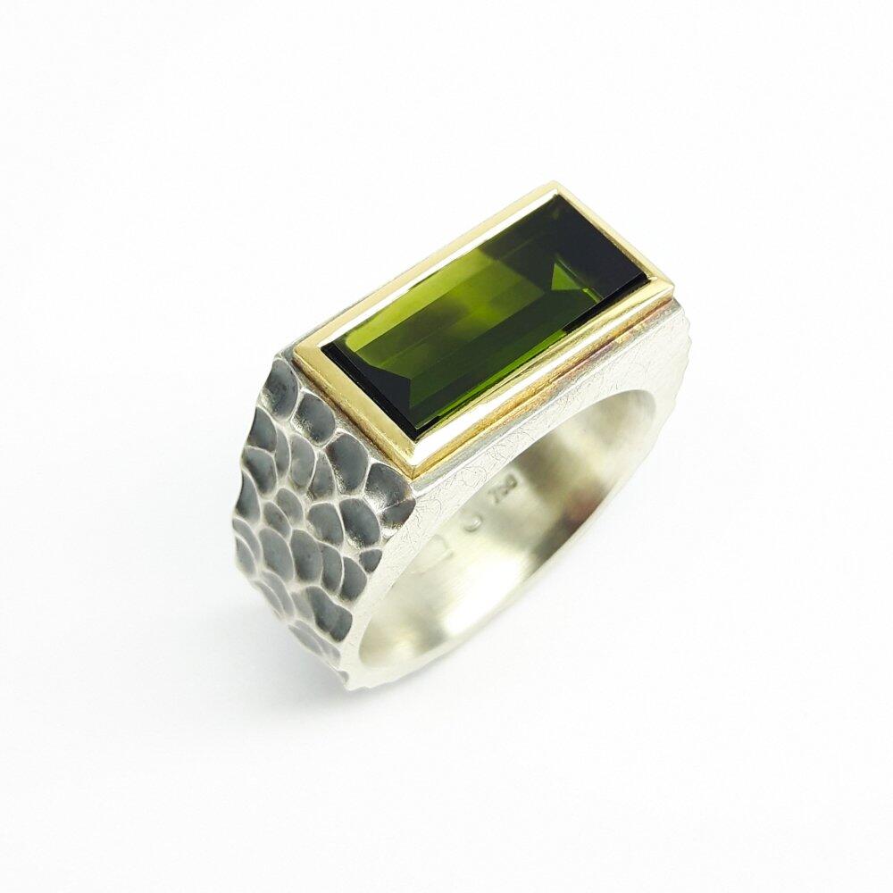 Bague homme en argent 925/-, or jaune 18kt et tourmaline verte. Pièce unique.