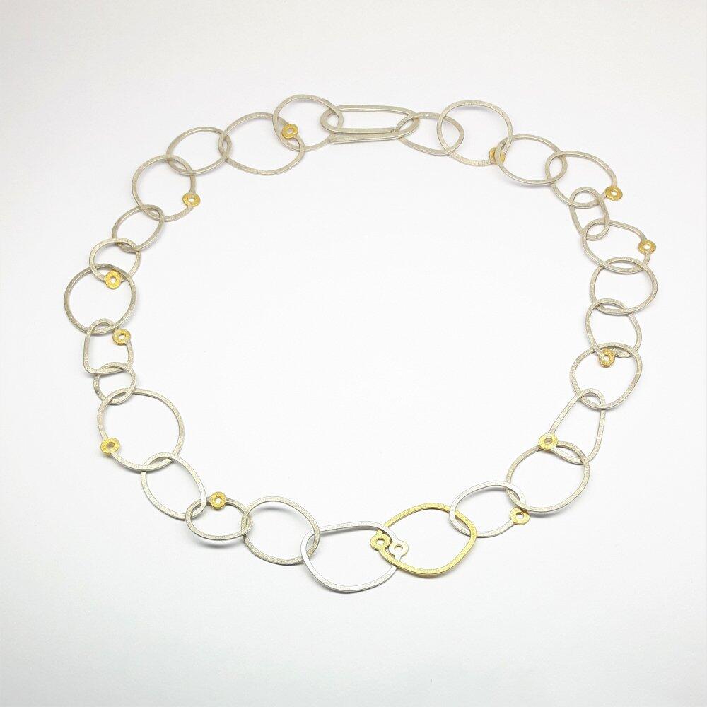 Collier martelé en argent et or jaune 22kt. Pièce unique.