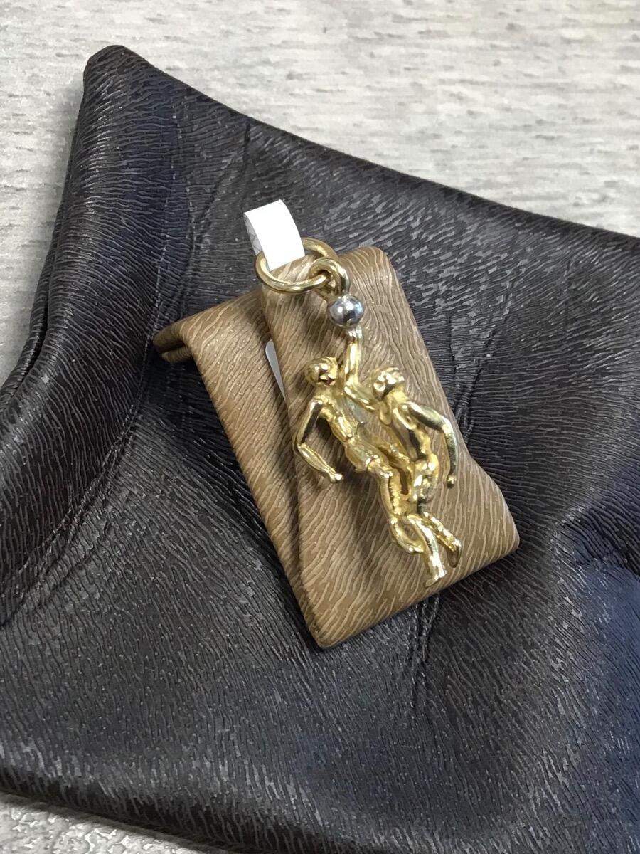 # Pendentif ' basket '  or jaune et or blanc 2cm