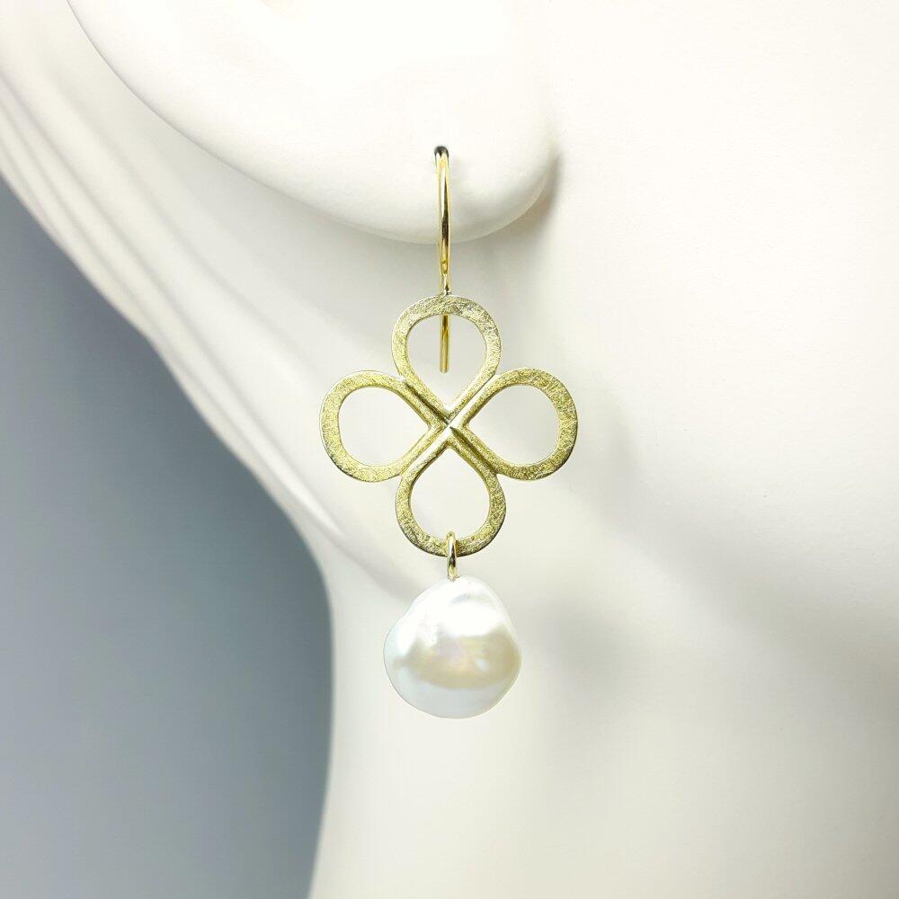 18k yellow gold drop earrings featuring a baroque Keshi freshwater cultured pearl. One of a kind.