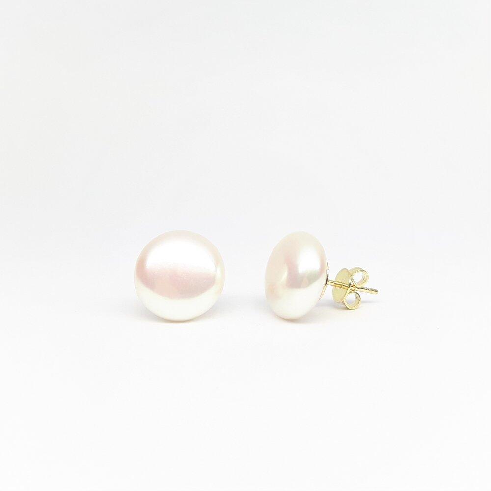 Stud earrings in 18kt yellow gold and bouton freshwater cultured pearls 14mm.