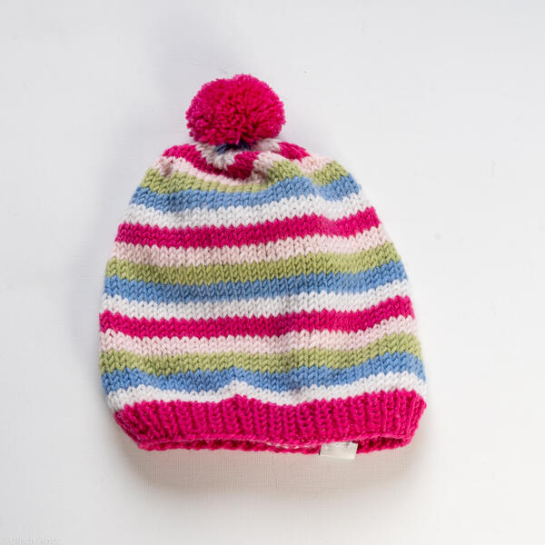 bonnet bébé rayé , tricoté à la main 