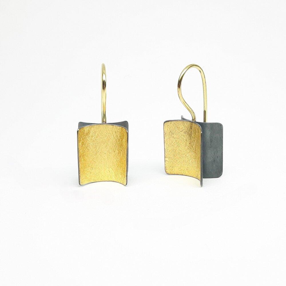 Boucles d'oreilles en or fin, jaune 18kt et argent 925/-. noirci.