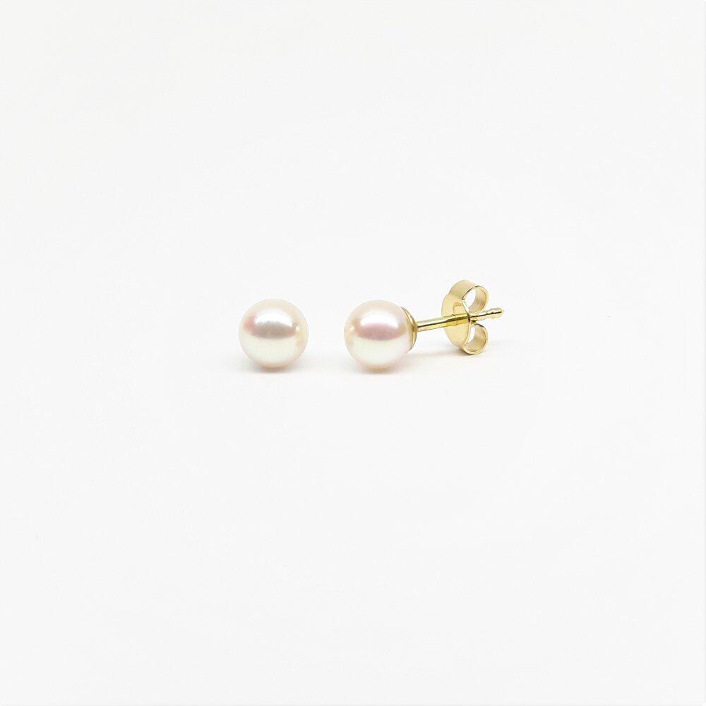 18kt yellow gold stud earrings with white Akoya cultured pearls Ø6mm