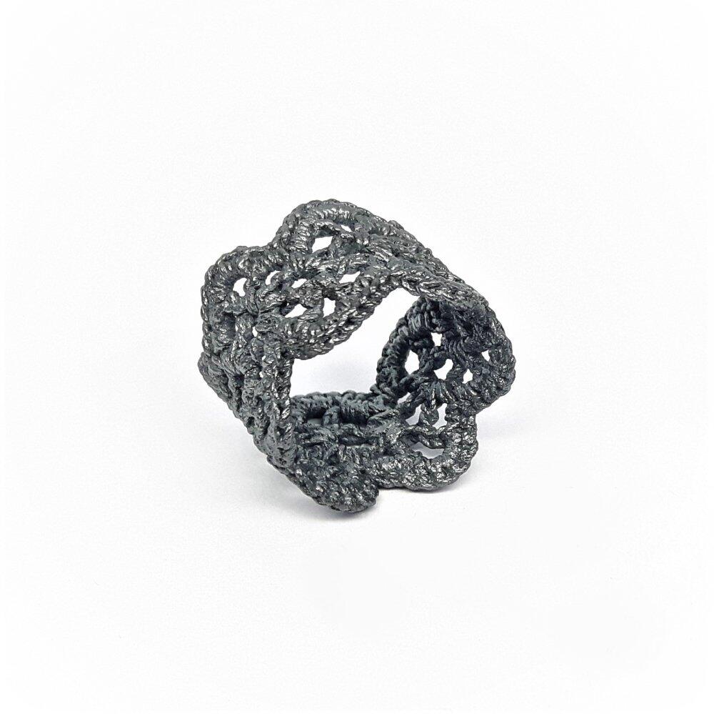 Ring aus Silber handgehäkelt, geschwärzt. "Filetring N°7". Unikat!