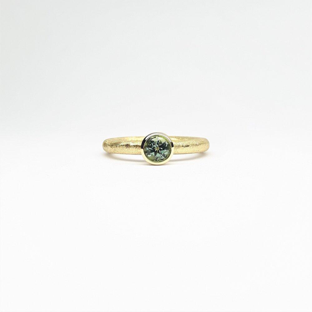 "combiring small", 18kt yellow gold and green tourmaline Ø5mm.