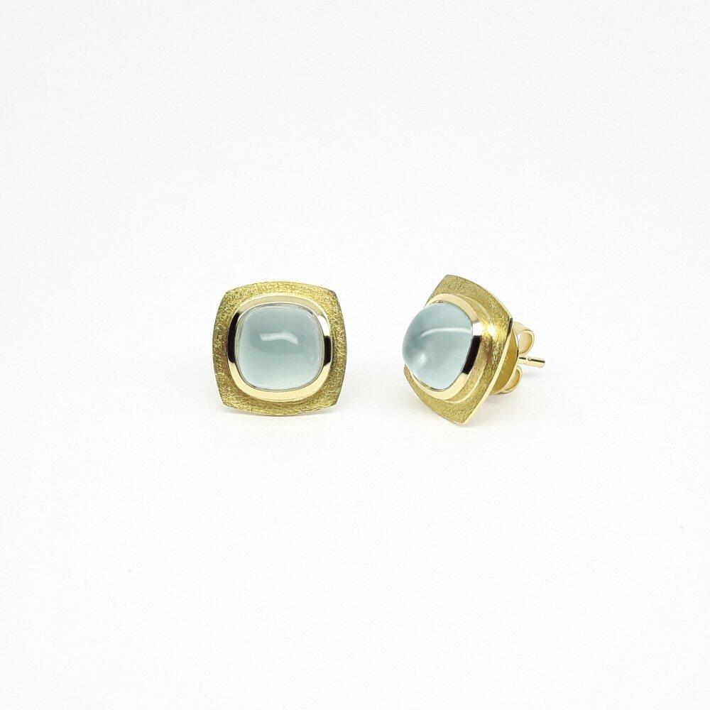 Stud earrings in 18kt yellow gold and aquamarine. One of a kind.