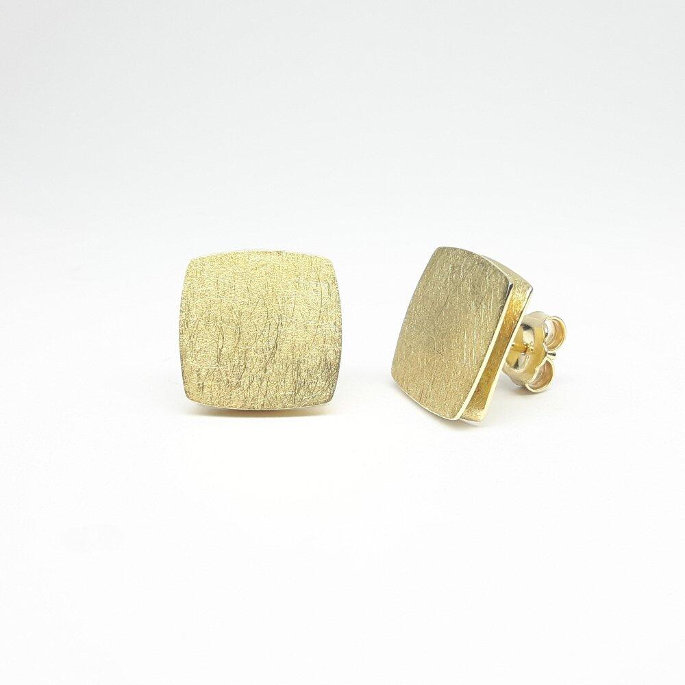 Stud earrings in 18kt yellow gold.