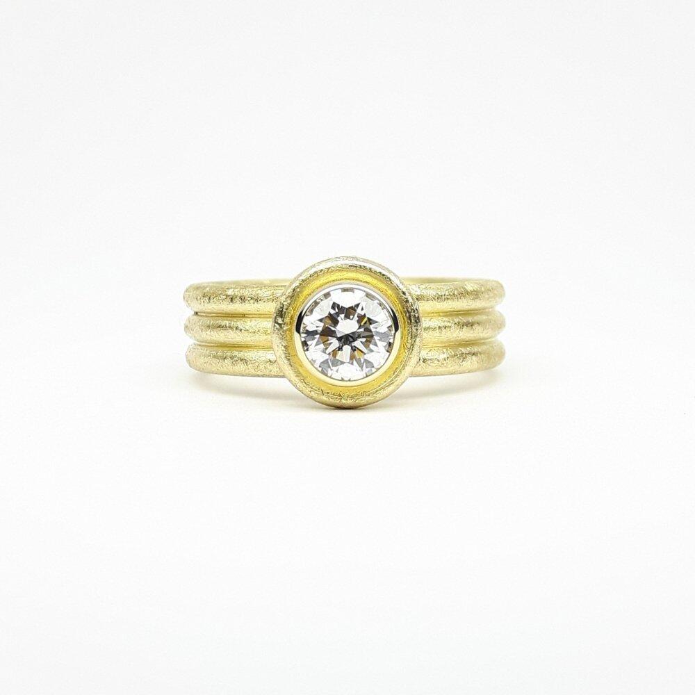 "my principessa", bague solitaire en or jaune 18kt et brillant 0,70ct. Pièce unique.