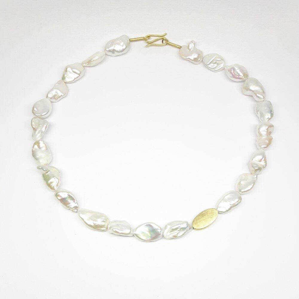 Kette aus Süßwasser-Zuchtperlen, késhi, und 18-Karat-Gelbgold. Einzelstück.