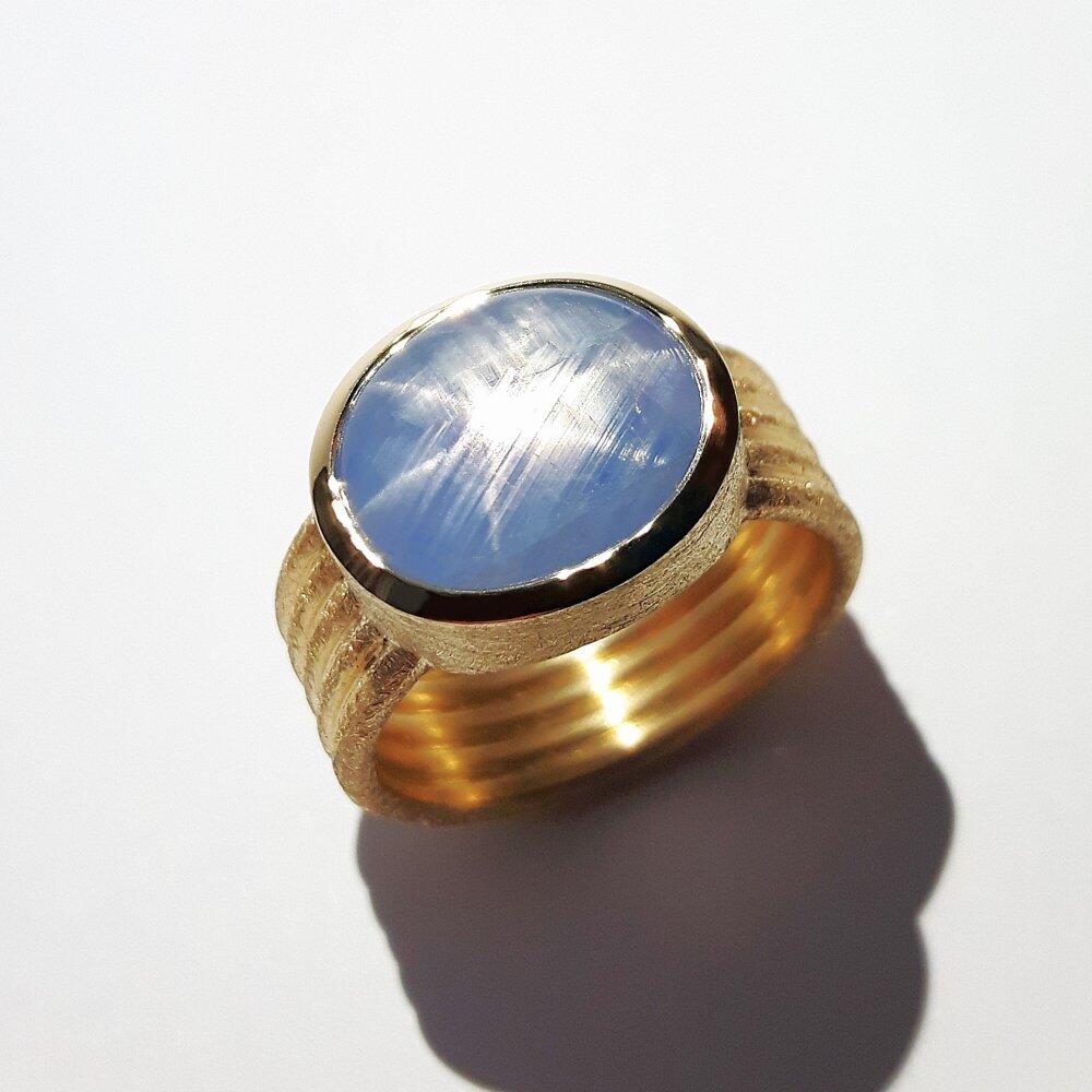 "star sapphire", bague en or jaune 18kt et saphir étoilé rare 8,65ct. Pièce unique.