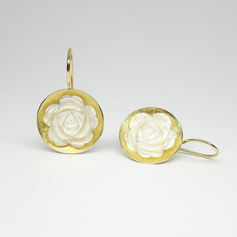 Boucles d’oreilles en or jaune 18kt et fleurs en nacre gravée ø16mm. Pièce unique.