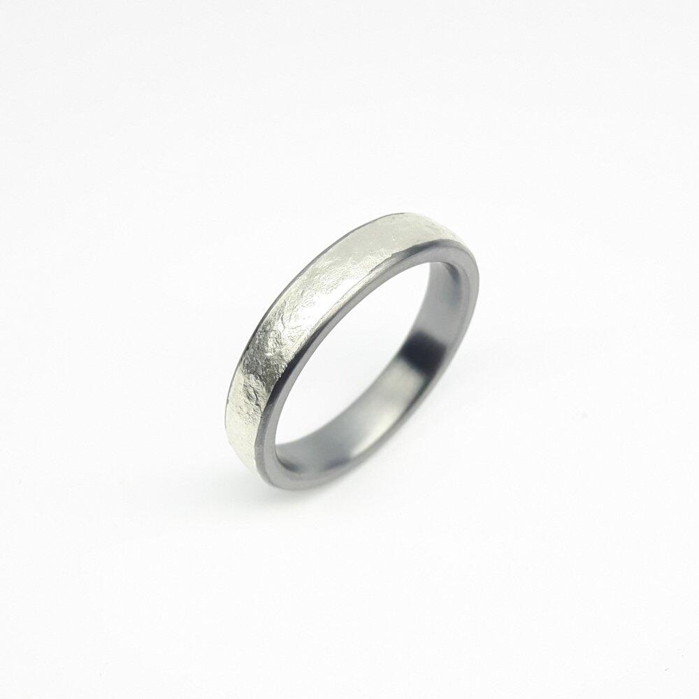 "Axial", Ring aus 999er Tantal und 925er Silber.