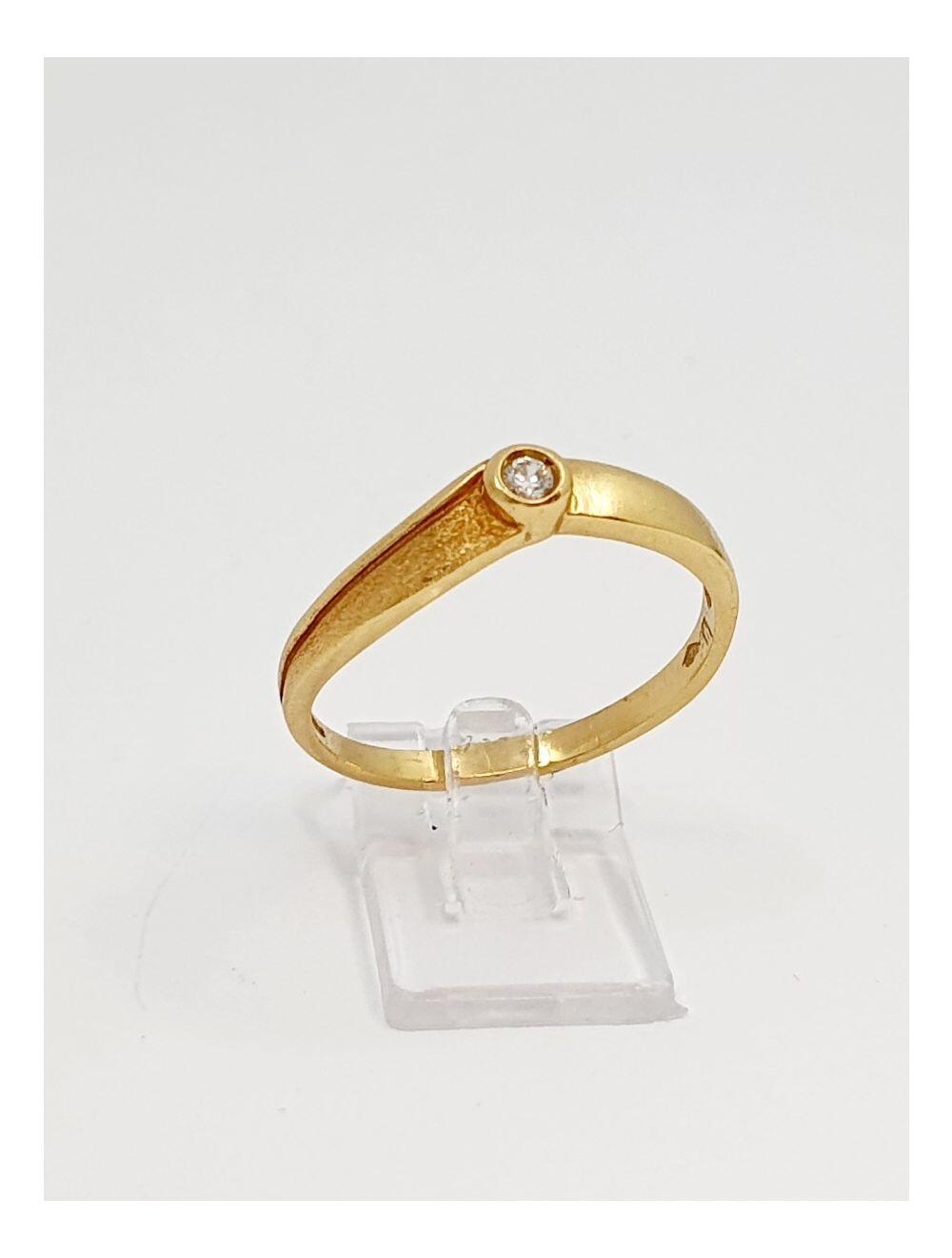 Yellow gold solitaire ring with zircon