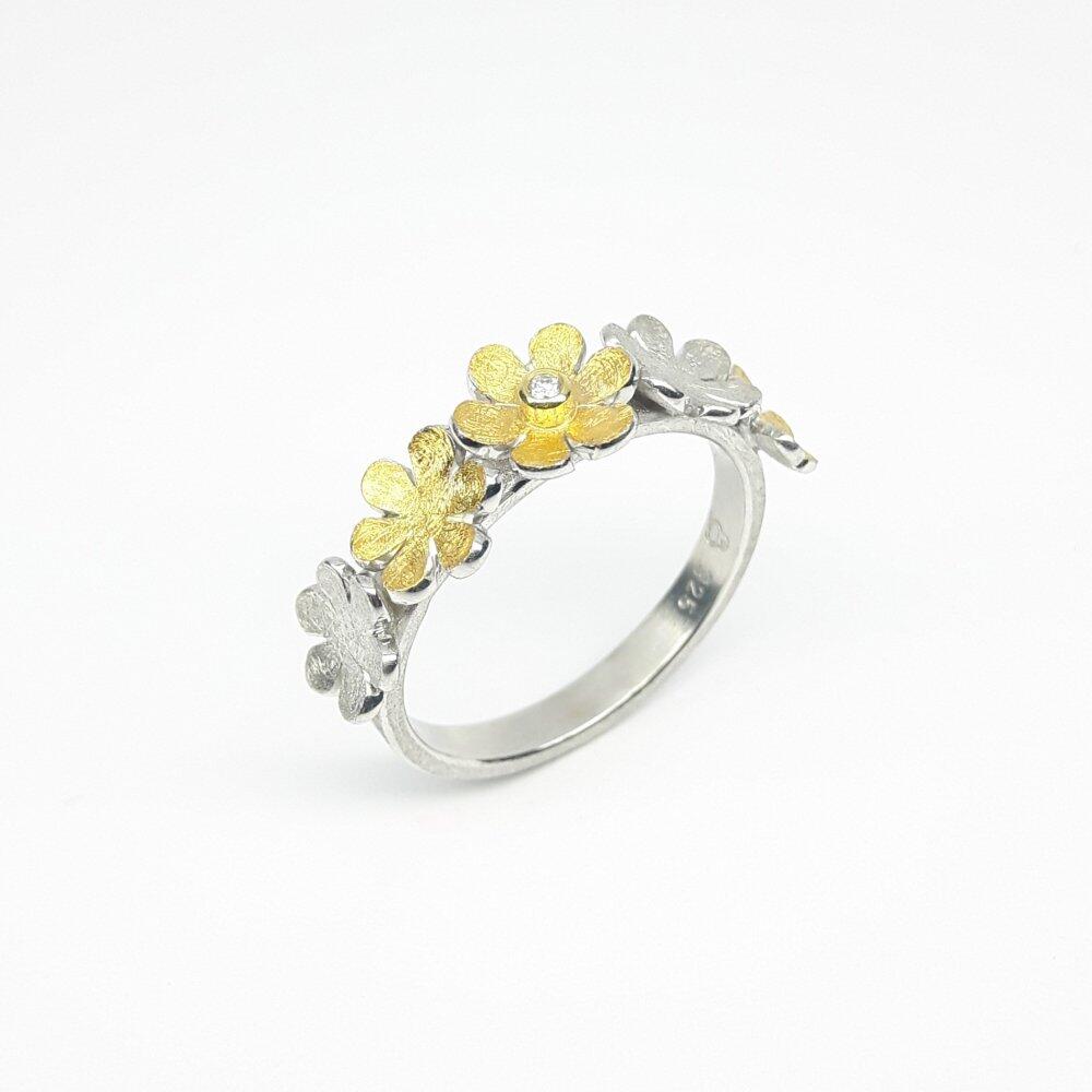 "flower power", Ring aus Feingold, 925er Silber und Diamant. Unikat.