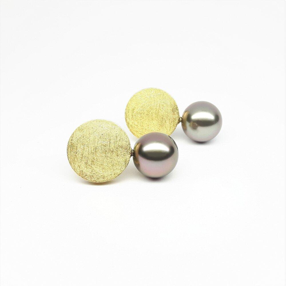 Stud earrings in 18kt yellow gold and Tahiti pearls Ø12mm.