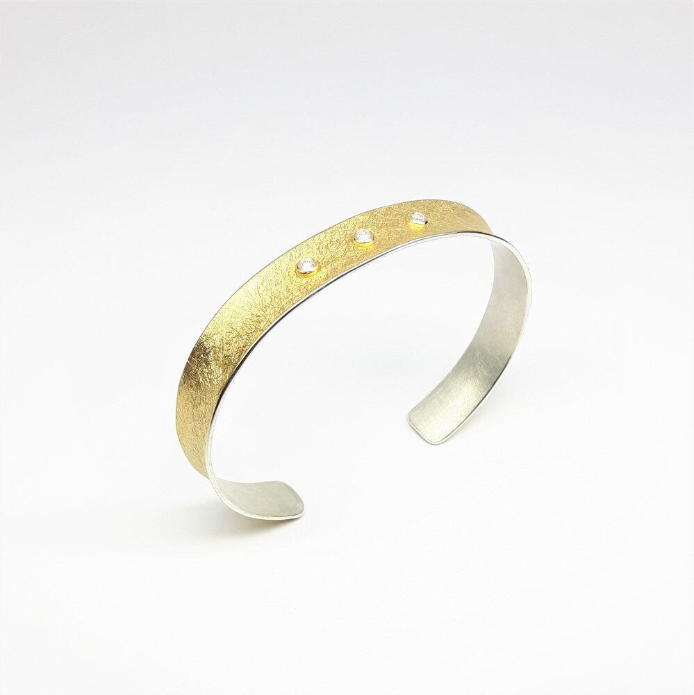 Bangle made of 22kt gold, 925/silver and 3 diamonds Ø2,2mm.