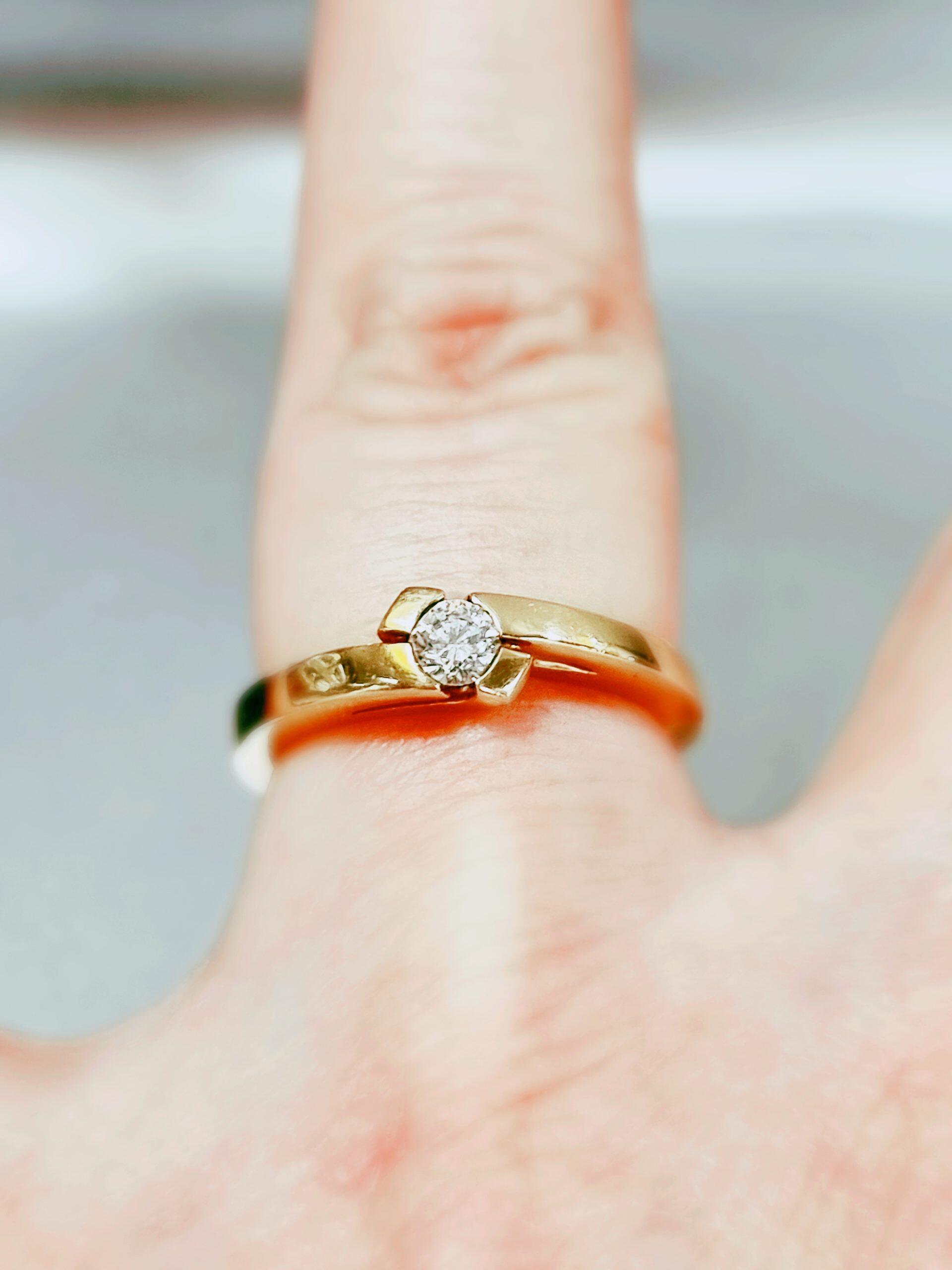 Solitaire-Ring aus 18K Gelbgold mit 0,22 ct natürlichem Diamanten