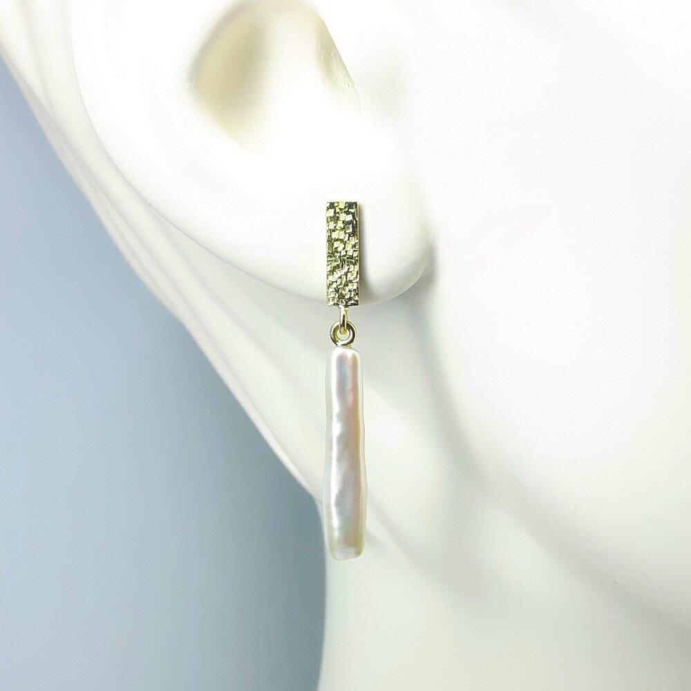 Earrings in 18kt yellow gold and cultured freshwater pearls. One of a kind.