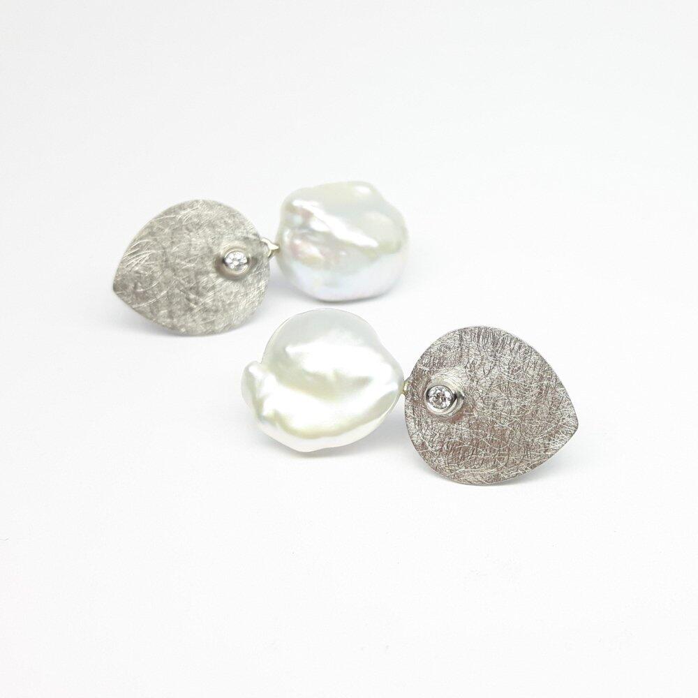 Boucles d'oreilles en or blanc 18kt, diamants et perles d'eau douce keshi. Pièce unique.