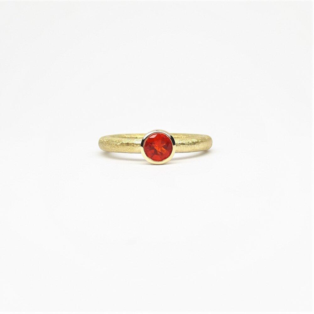 'combiring small', 18kt Gelbgold und Feueropal Ø5mm.