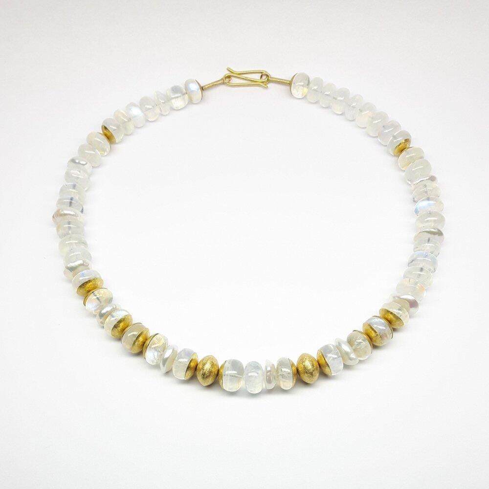 Gemstone necklace made of moonstone, cultured freshwater pearls and 18kt yellow gold. Unique piece.