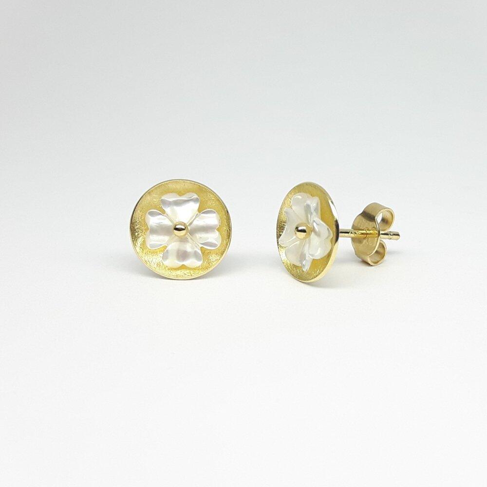 Stud earrings in 18kt yellow gold and engraved mother-of-pearl flowers ø8mm. Unique.