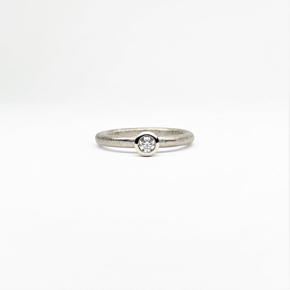 "combiring mini", 18kt white gold with 0.1ct diamond.