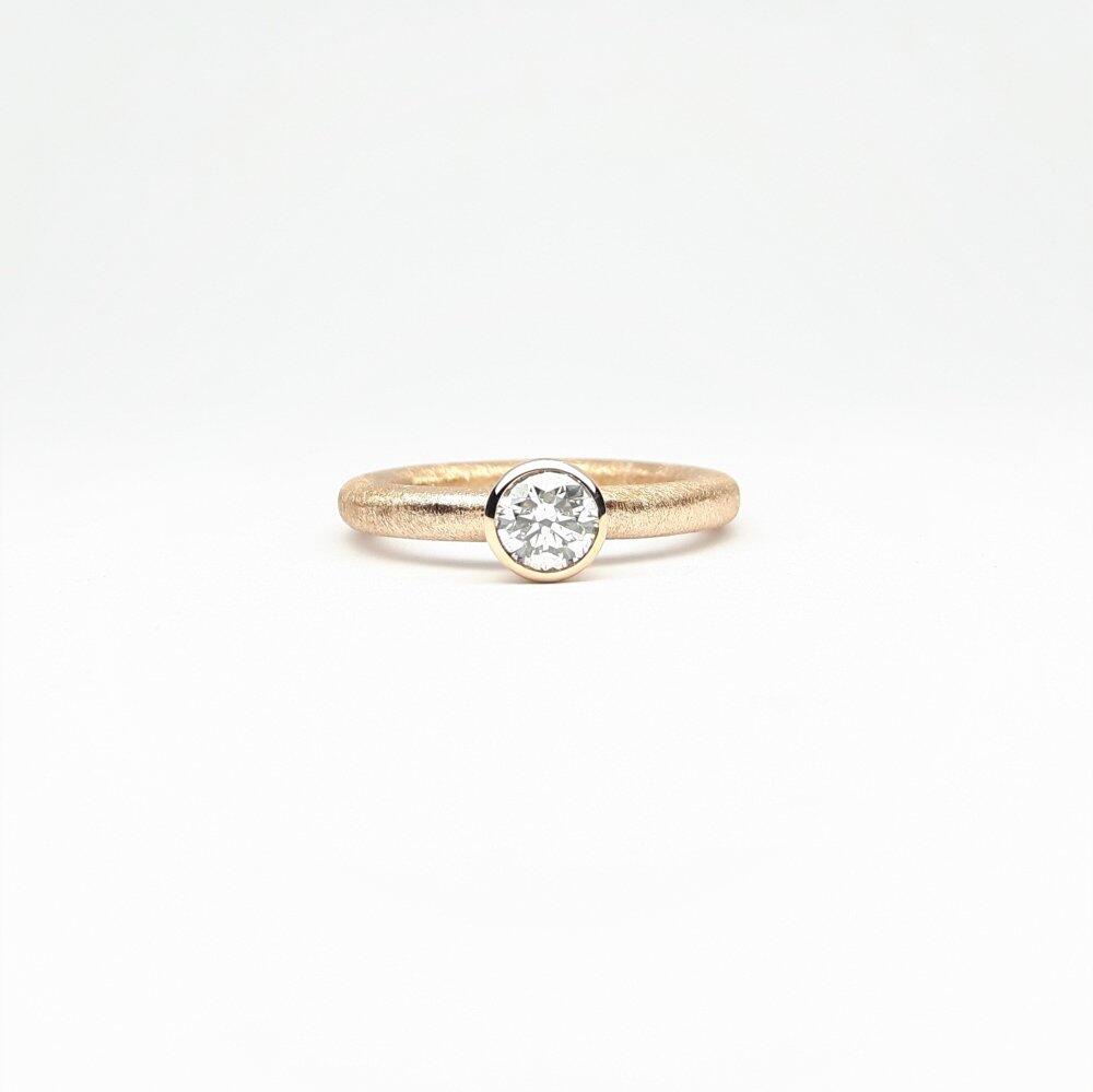 "combiring small" in 18kt rose gold with 0,50ct diamond Ø5mm.