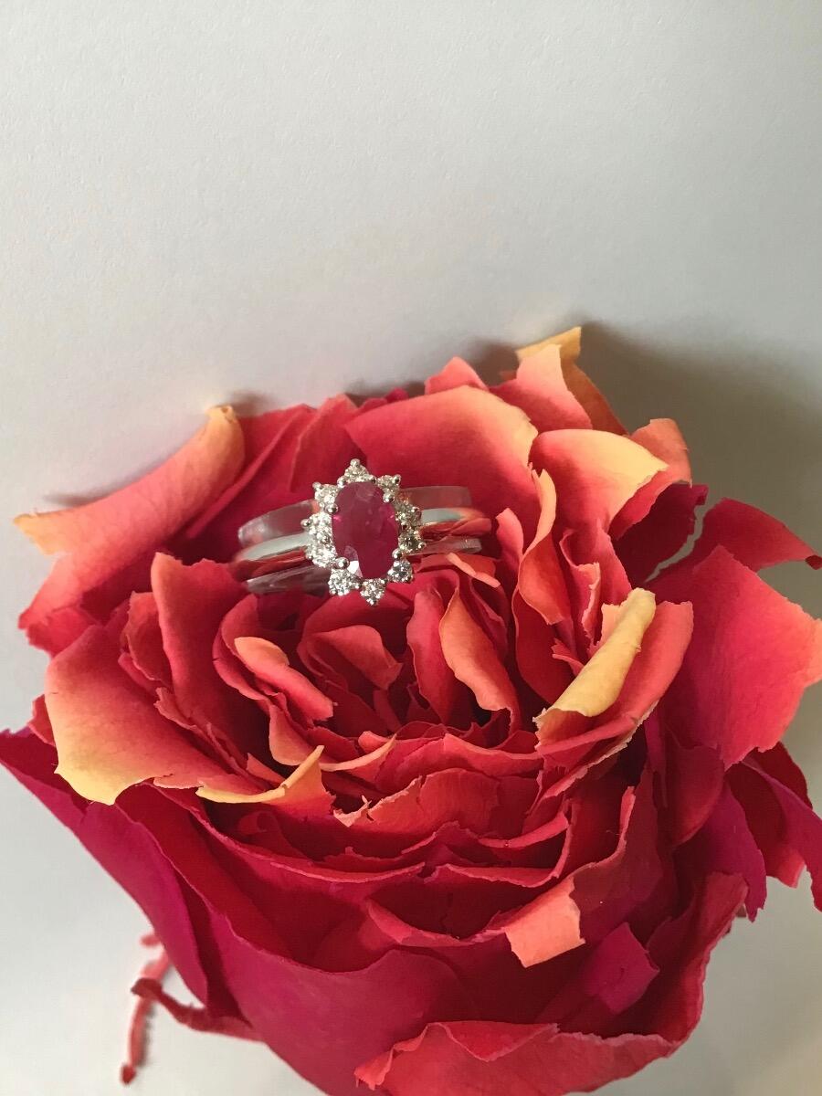 # Weißgoldring mit Rubinen und natürlichen Brillanten 0,18 750/000