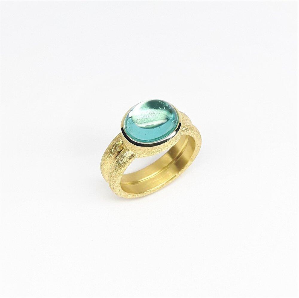 "swimmingpool", bague en or jaune 18kt sertie d'une tourmaline "Paraiba" très lumineuse. Pièce unique.