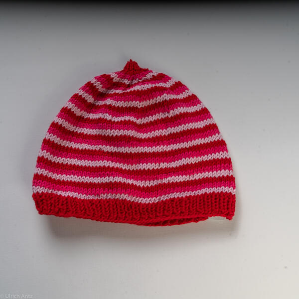 Bonnet bébé rayé, tricoté à la main