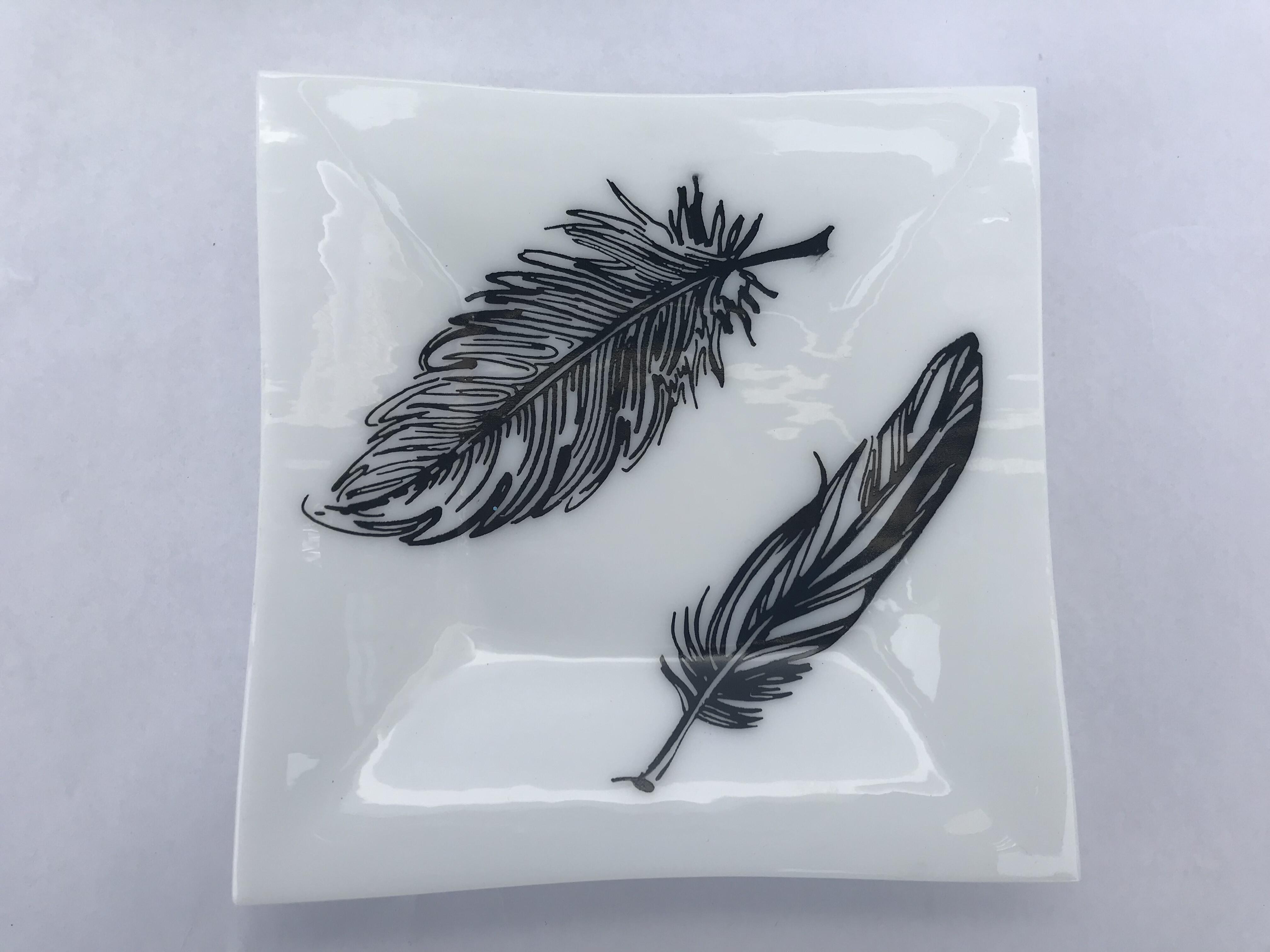 Assiette en verre avec motif de plumes, faite à la main, verre opaque