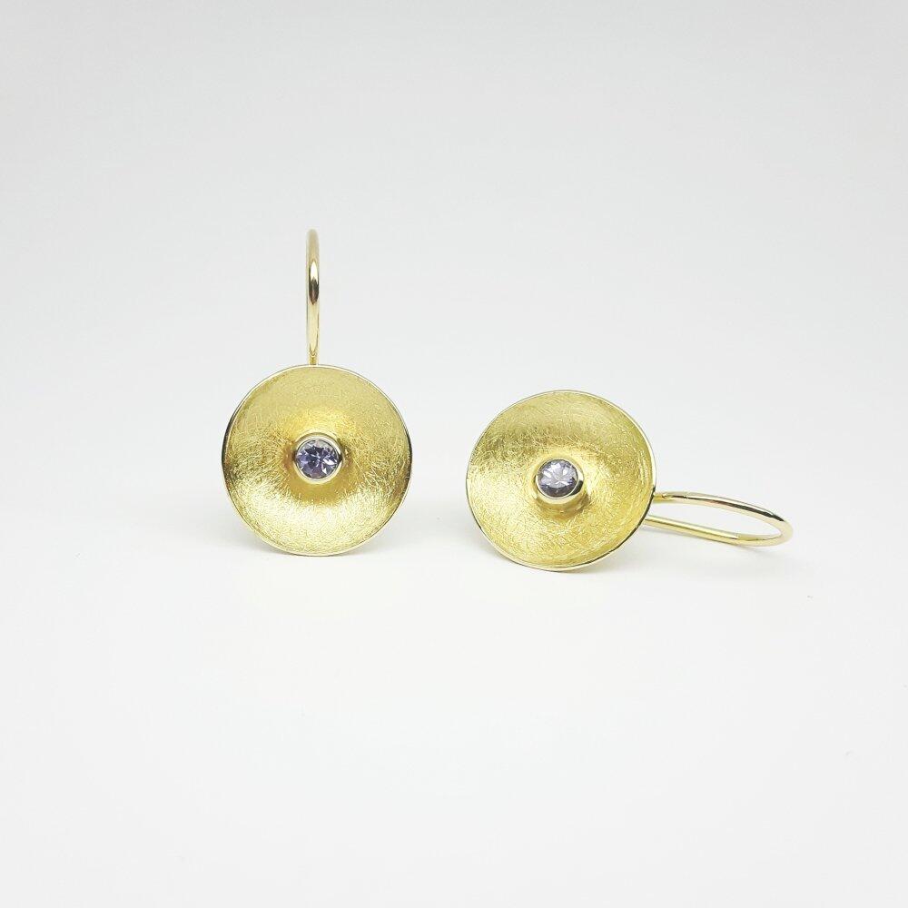 Earrings made of 18kt yellow gold and tanzanite Ø3mm.